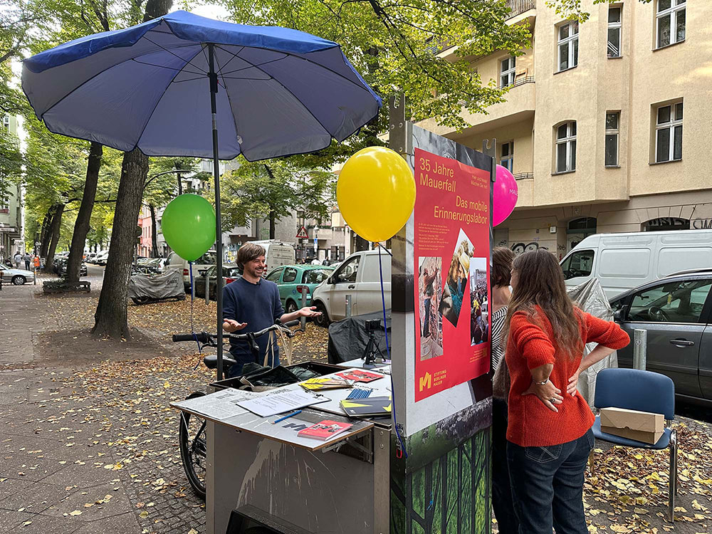 Menschen an einem Infostand